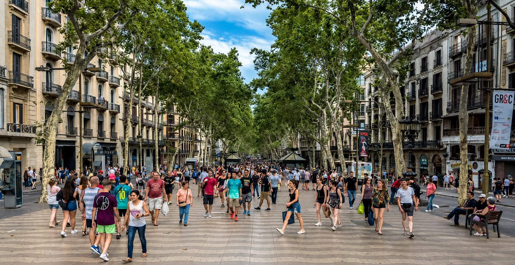 Vista de Les Rambles de Barcelona amb els arbres i vianants al centre del passeig