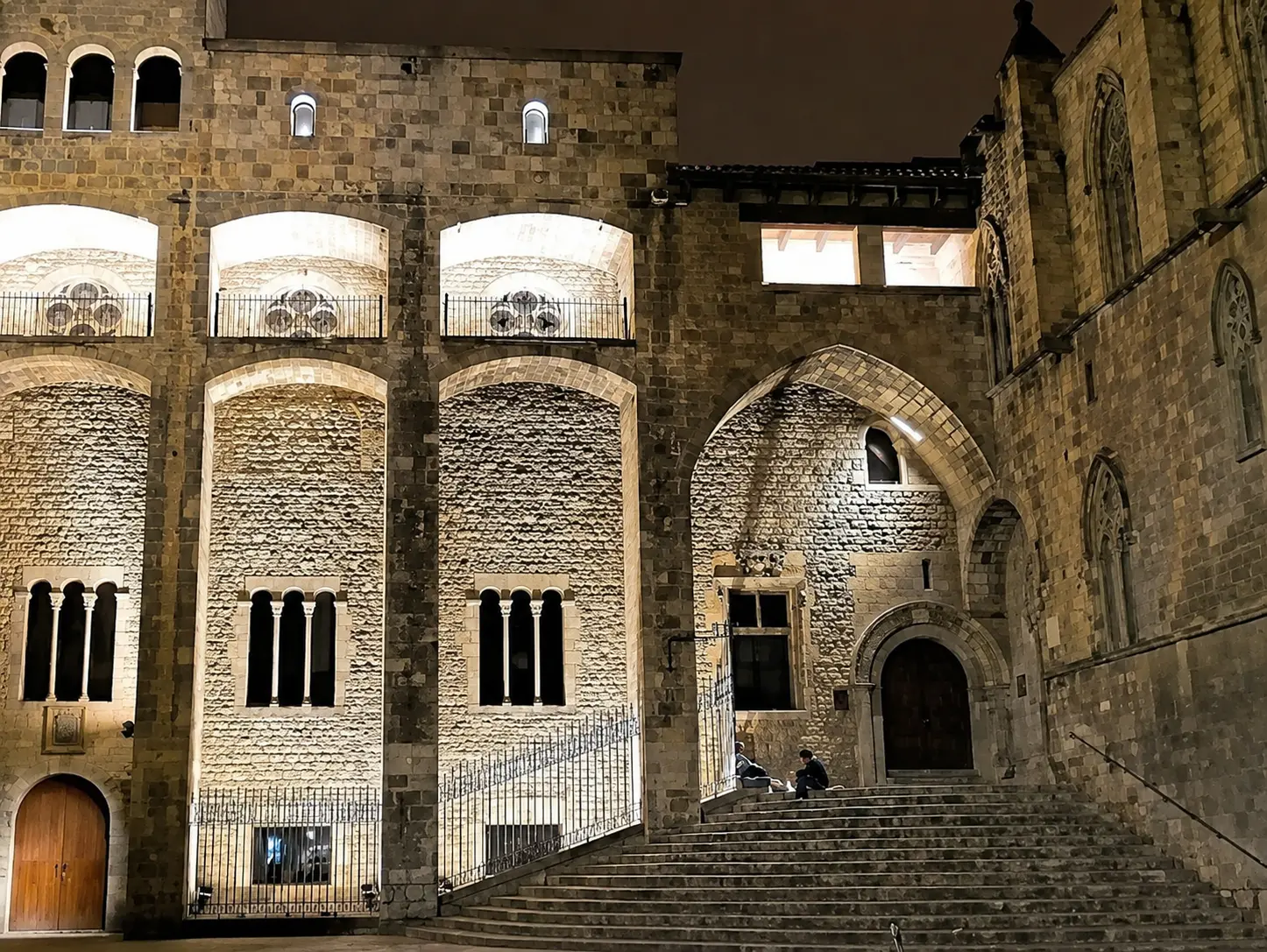 Palau Reial Major il·luminat de nit al Barri Gòtic de Barcelona, arquitectura medieval