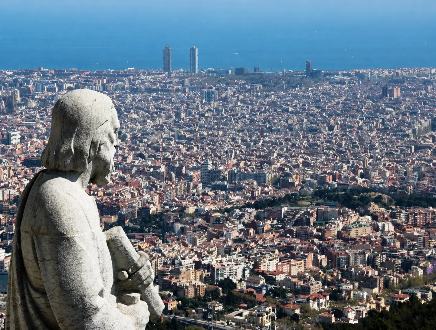 Vista aèria de la Sagrada Família i l'Eixample de Barcelona al capvespre